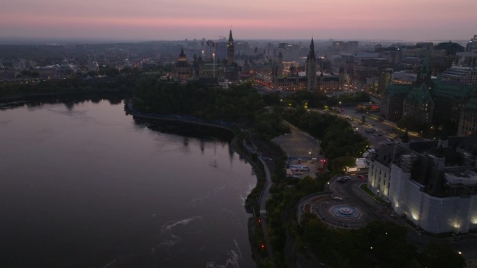 无人机在日出时拍摄的渥太华市中心，展示了渥太华河，最高法院和加拿大议会