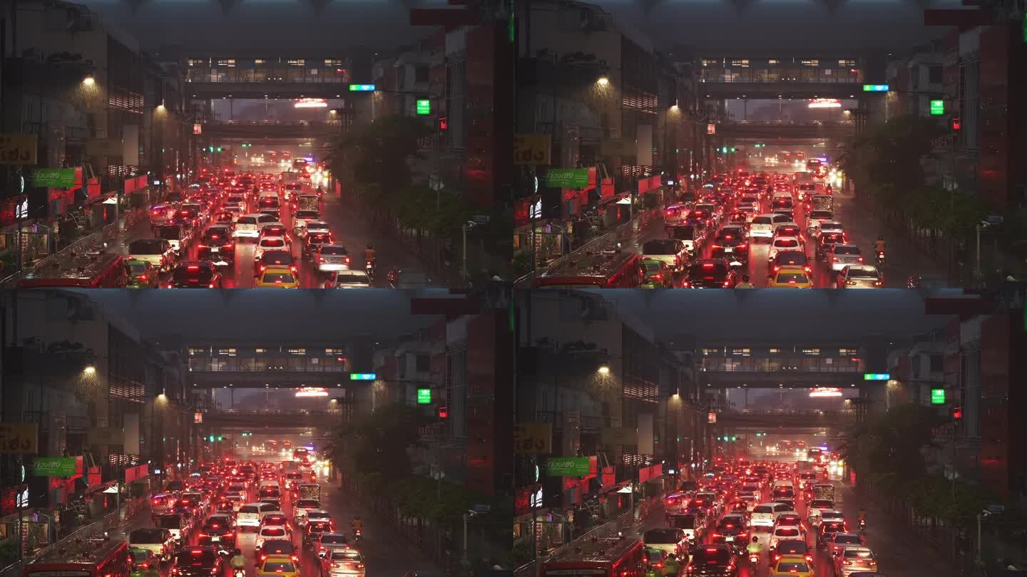 雨夜，从空中俯瞰城市道路上交通堵塞的许多汽车。红色的背光反射在潮湿的沥青上