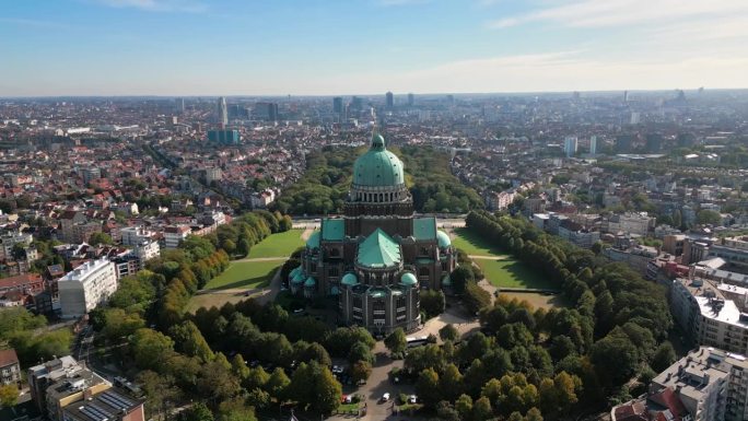 鸟瞰图布鲁塞尔国家大教堂的实时镜头以上的城市视图与街道，道路和拥挤的人，比利时