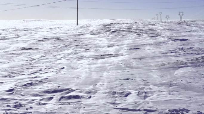 冬天草原上风吹大雪雪花漂流