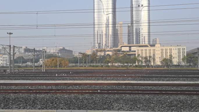 车窗拍摄火车驶出火车站2个独立镜头