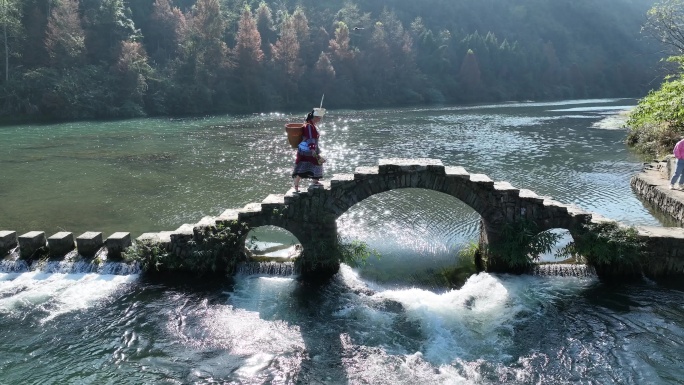 苗族女孩打卡湖南湘西沱江网红石拱桥原素材