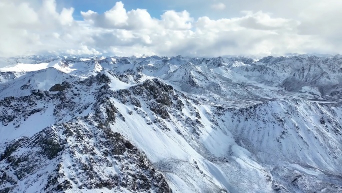 甘孜州巴塘县藏巴拉山雪山航拍雪景
