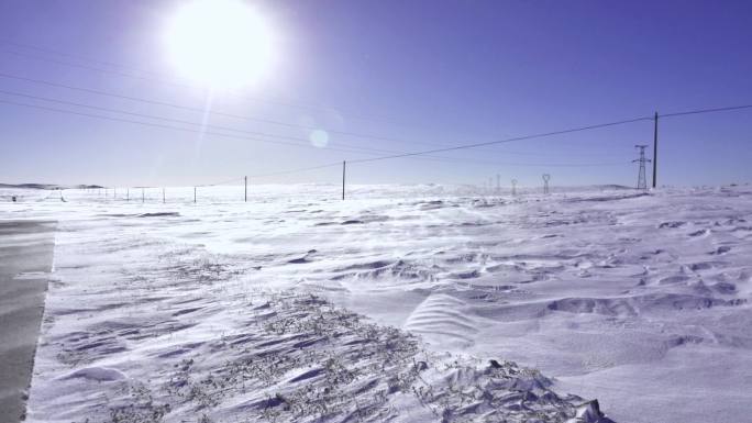 冬天草原上风吹大雪雪花漂流