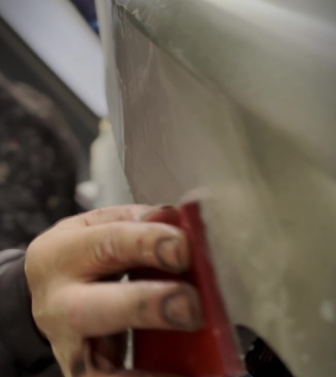 汽车维修打磨和喷漆过程的汽车4K库存视频