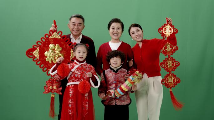 一家人过新年过大年拿中国结中国节日气氛