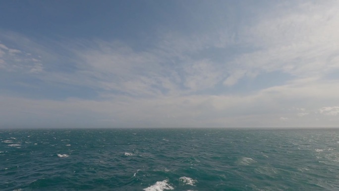 新西兰库克海峡从南岛到北岛时，风越来越大，海浪上出现了白色的帽子