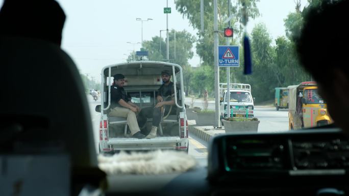 巴基斯坦乡村车上警察人文AK47地拍
