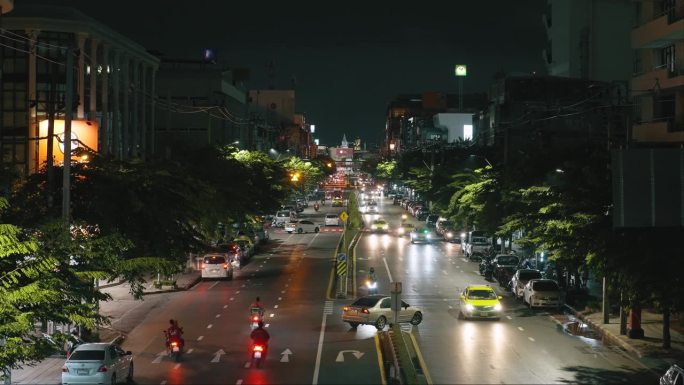 泰国曼谷——2023年9月14日:泰国曼谷城市交通之夜。泰国曼谷的夜景，交通堵塞。城市交通生活方式