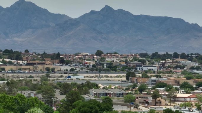 美国西南部的房屋和住宅被沙漠中高大的山脉所笼罩。