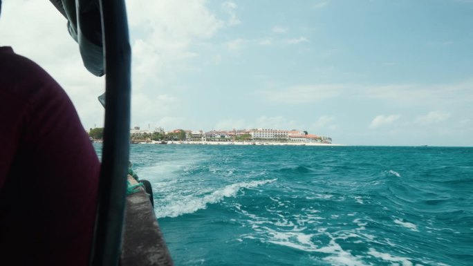 乘船观赏石镇的海岸线和波涛汹涌的碧绿海水。