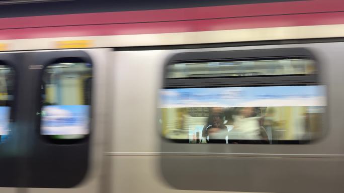 地铁列车行驶车厢移动模糊