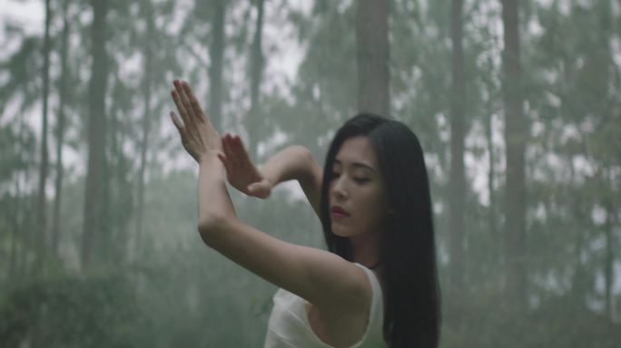 白衣女孩在森林中跳舞特写环绕运镜