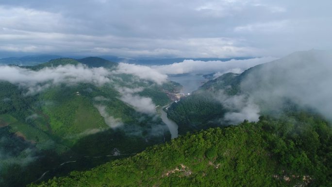 云雾缭绕的大山峽谷