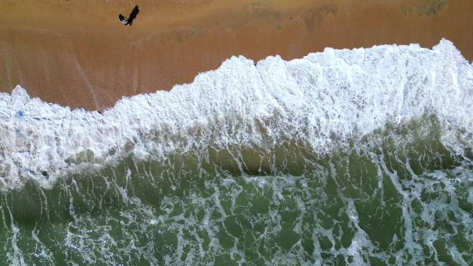 俯拍海岸沙滩海浪浪花