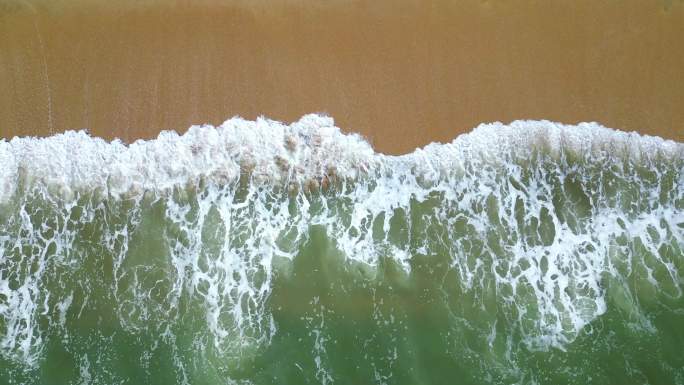 俯拍海岸沙滩海浪浪花