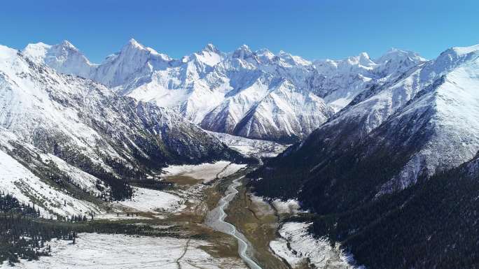 无人机拍摄的草原雪山