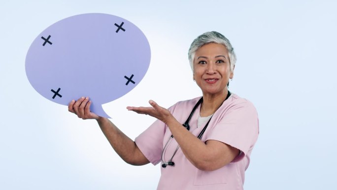 护士，妇女和演讲泡沫海报，演示模型或医疗保健聊天，论坛和建议在工作室。面部，报价和成熟的护士进行医疗