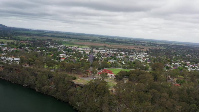 在一个暴风雨的日子里，无人机在瑙拉附近拍摄了肖尔黑文河，新南威尔士州南海岸