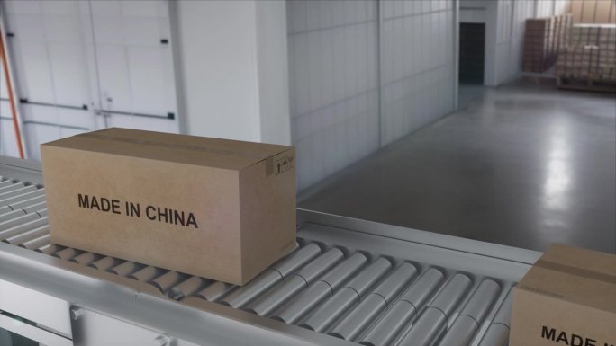 机械臂拿起中国制造的纸板箱。滚筒输送机上装着中国产品的纸箱