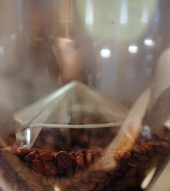 竖屏咖啡机里的咖啡豆