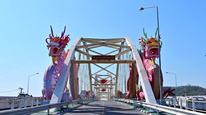 在春节期间，德茶地王桥上装饰着龙灯