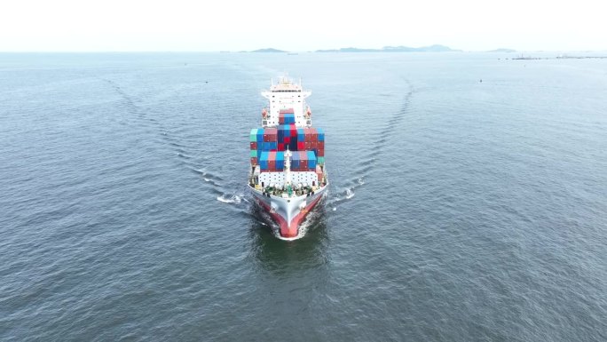 海运集装箱船的前船视图与航迹装载集装箱和运行为出口的概念技术由船舶代理桅杆货运