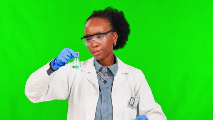 绿幕，科学和黑人女性与化学，失败和研究与玻璃烧杯的工作室背景。错误，科学家或学生或专家在实验，测试和