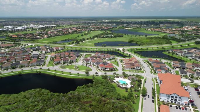 佛罗里达州维埃拉的单户住宅鸟瞰图，这是一个以高尔夫为中心的生活方式住宅社区，位于佛罗里达州太空海岸墨