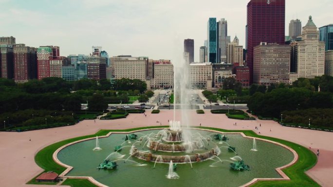美国芝加哥白金汉喷泉的日间鸟瞰图。它证明了这座城市对公共艺术的承诺，以及它致力于创造充满活力和吸引力