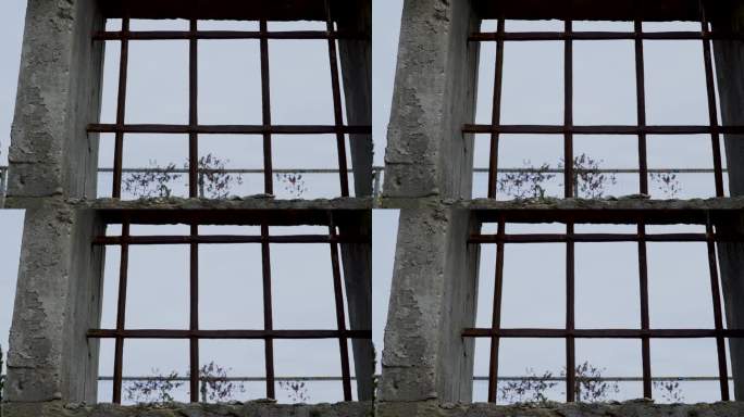 旧建筑的废墟，窗户上的铁栏，透过铁栏看到天空
