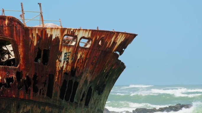 阿古拉斯海岸线上锈迹斑斑、饱经风霜的“美寿丸”38号沉船