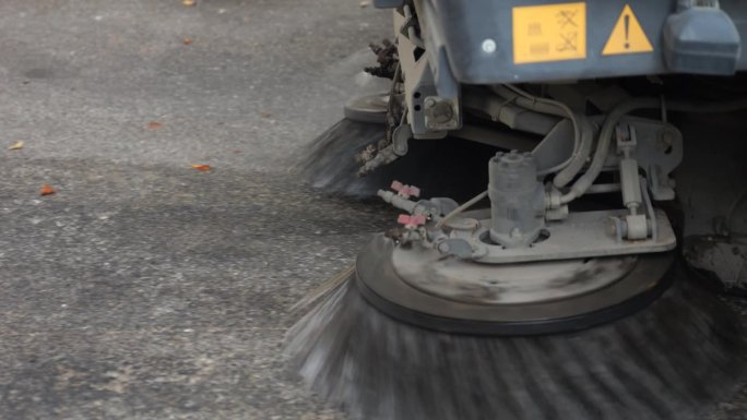 在街道上工作的车辆扫路刷。公路养护