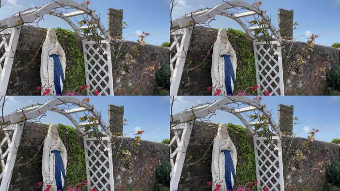 在爱尔兰基利亚沃特福德的一个小村庄里，夏日里圣母祈祷的雕像