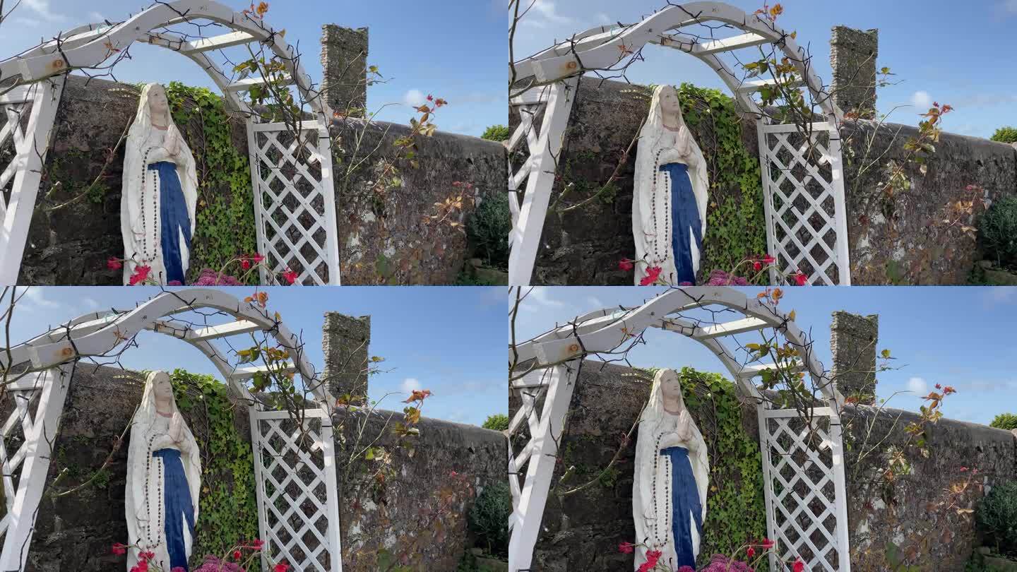 在爱尔兰基利亚沃特福德的一个小村庄里，夏日里圣母祈祷的雕像