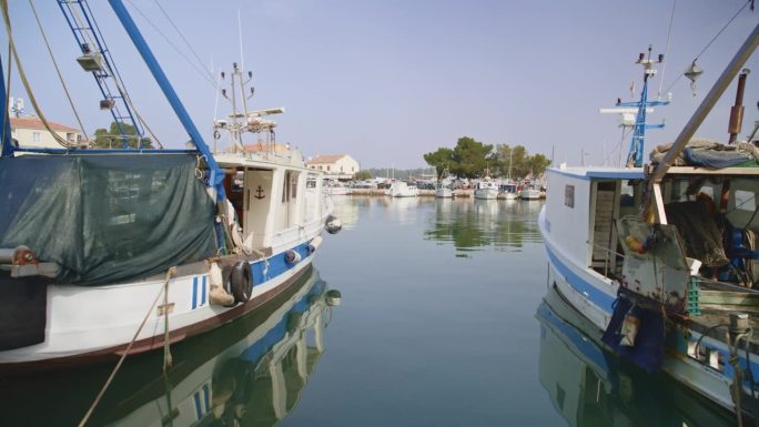 在克罗地亚港口，帆船停泊在海上的手持镜头
