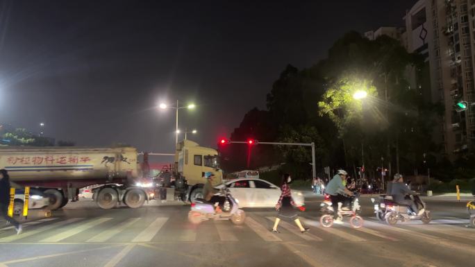 夜晚红绿灯路口交通斑马线行人车流车来车往