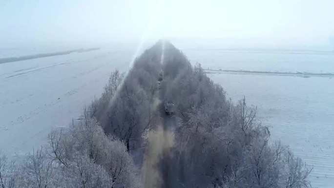 行驶在冬季的林间公路上航拍