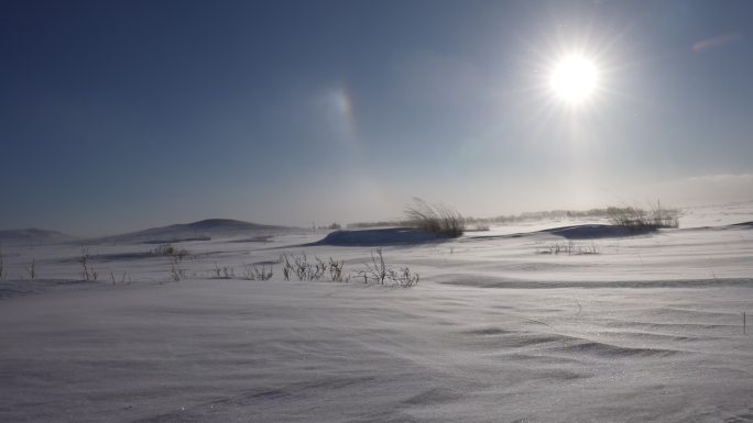 极寒天气下风吹动马路上的雪花