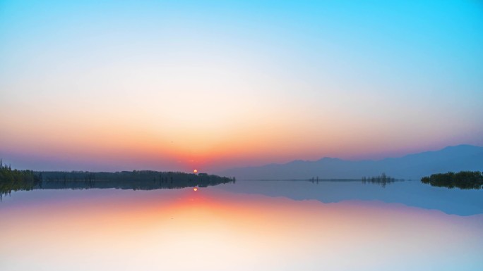 秋天湖面傍晚日落夕阳倒影延时