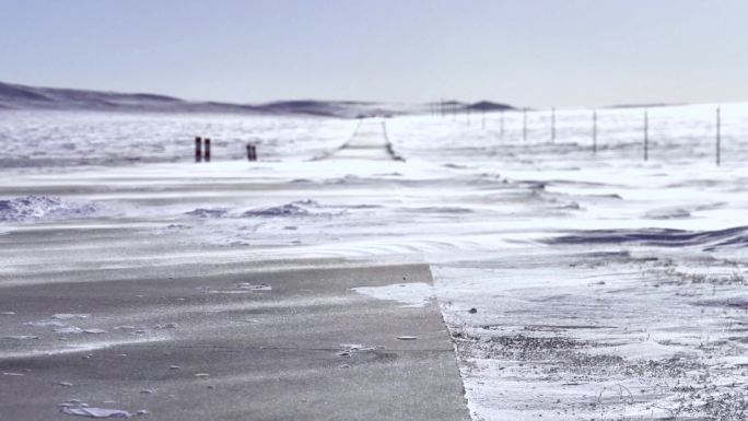 冬天草原上风吹大雪雪花漂流