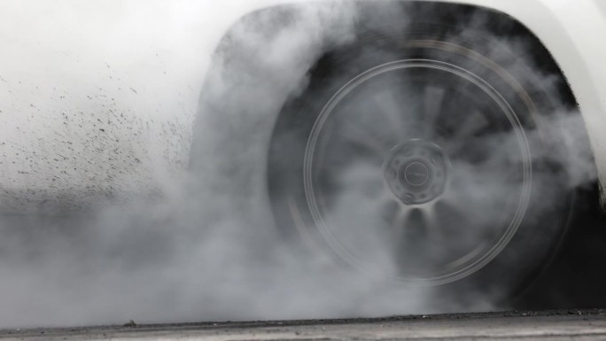 拉力车燃烧轮胎，赛前热身轮胎，拉力车车轮，旋转车轮和烟雾，拉力车燃烧橡胶轮胎准备比赛。