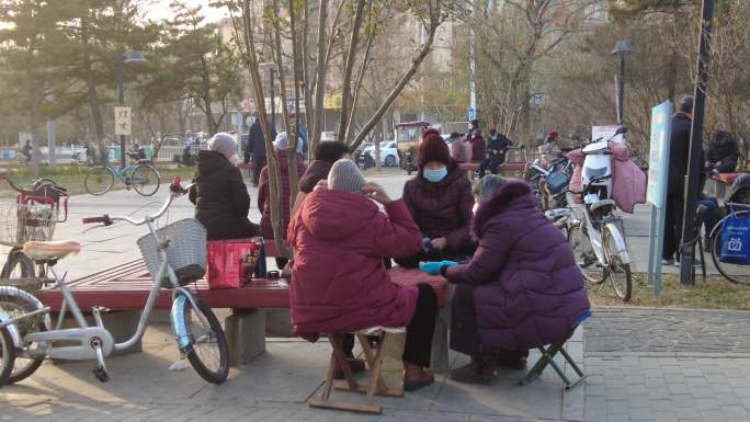 冬天 街头公园打牌晒太阳退休生活老年社会