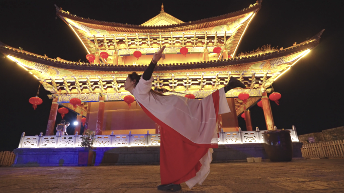 夜晚古装侠女在城楼上舞剑 古装汉服 武侠