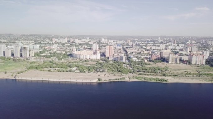 从空中俯瞰伏尔加河，伏尔加格勒，俄罗斯，城市公寓在水面上。