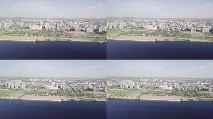 从空中俯瞰伏尔加河，伏尔加格勒，俄罗斯，城市公寓在水面上。