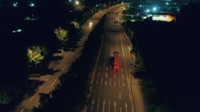 夜晚行驶中的红色大货车航拍升格