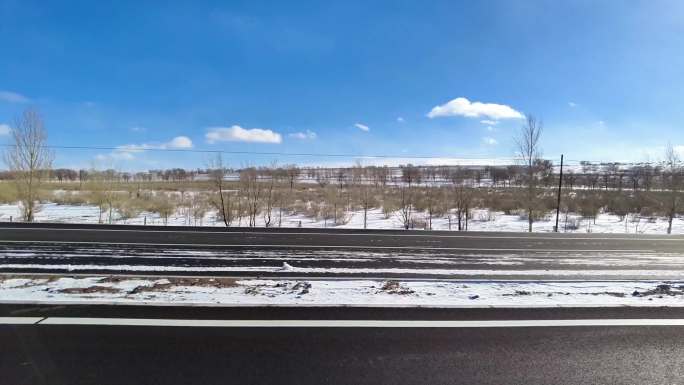 冬天草原大雪白茫茫和结冰路面的汽车