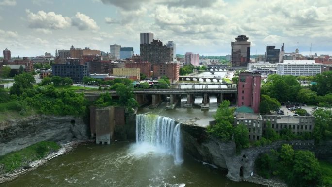 纽约州罗彻斯特市高瀑布区的鸟瞰图。纽约北部的城市天际线与历史悠久的东北建筑