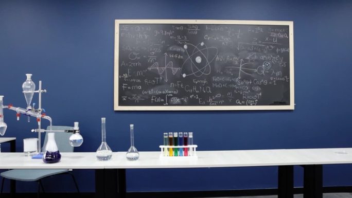在一个慢镜头中，科学实验室的黑板上写满了复杂的方程式，与玻璃烧杯并列，浓缩了理论与实践的结合